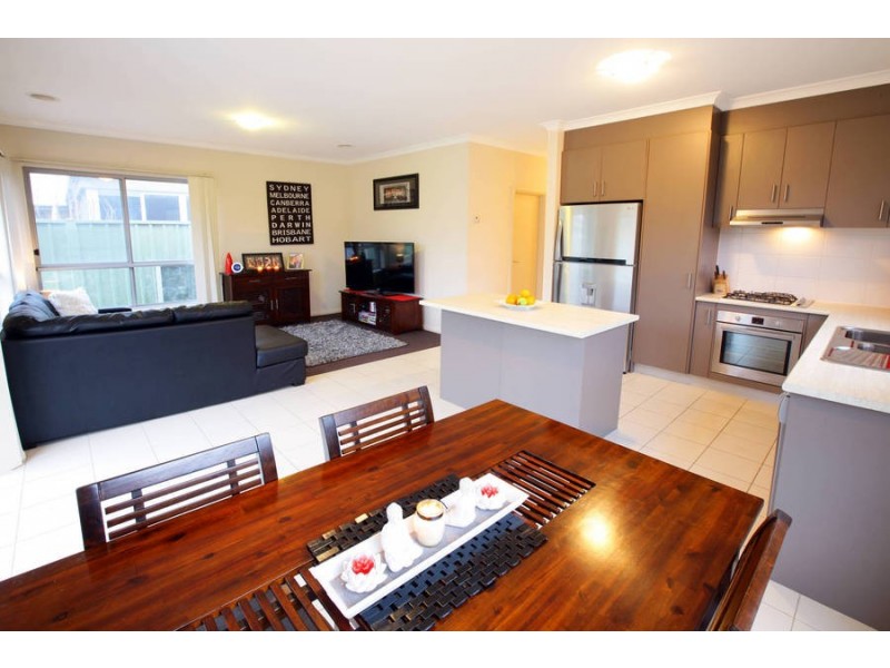 25 Kunuka Circuit, Caroline Springs VIC 3023