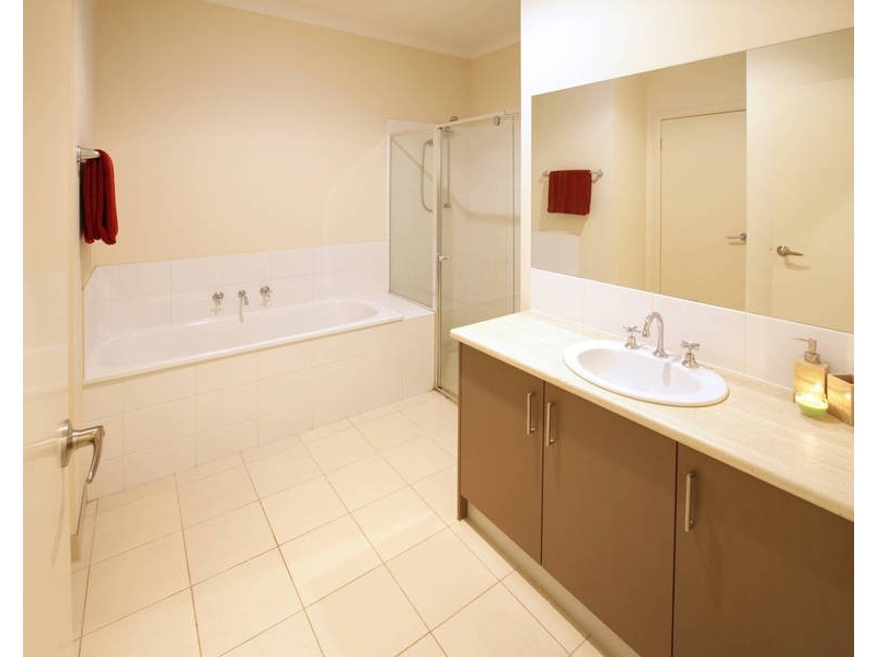 25 Kunuka Circuit, Caroline Springs VIC 3023