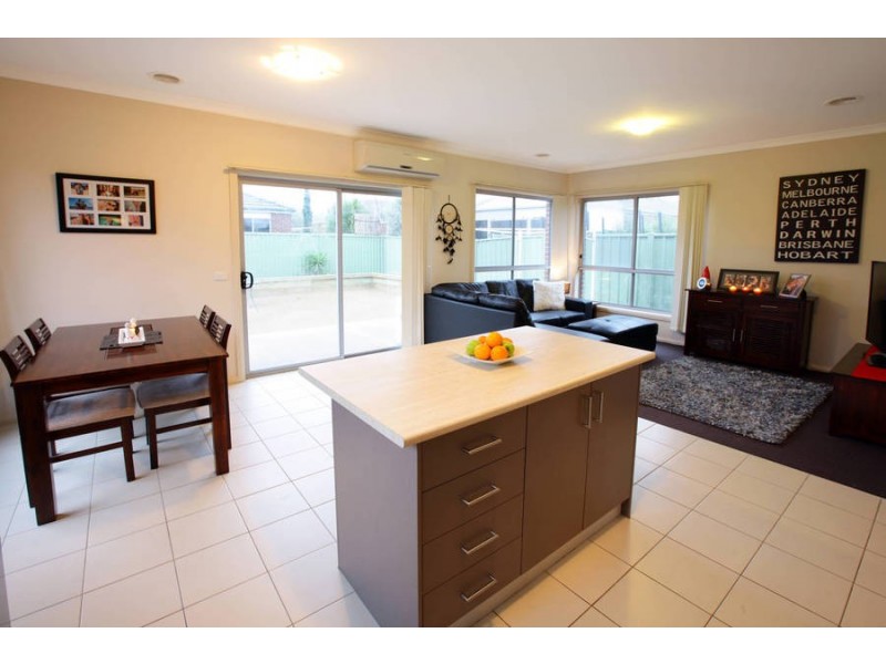 25 Kunuka Circuit, Caroline Springs VIC 3023