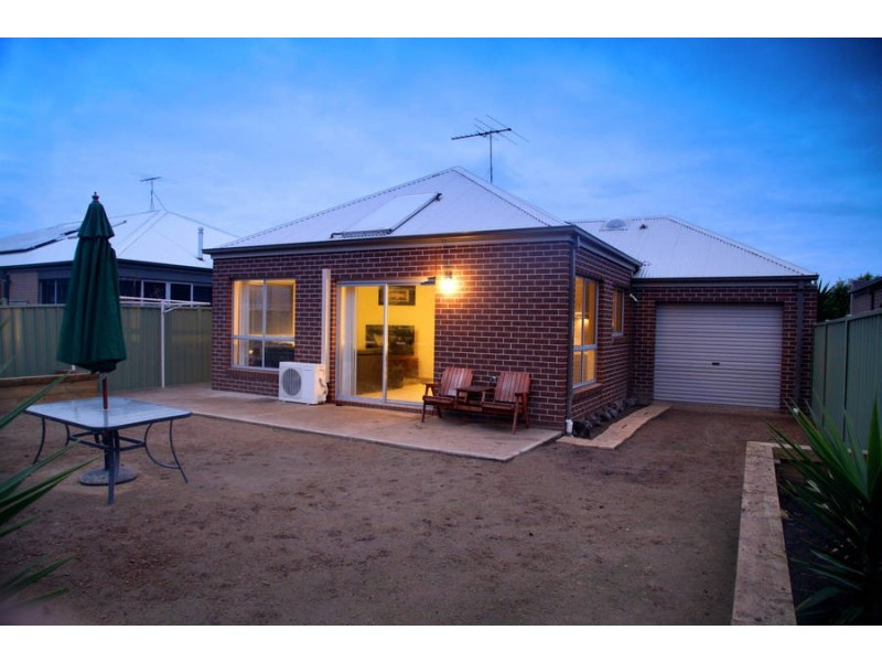 25 Kunuka Circuit, Caroline Springs VIC 3023