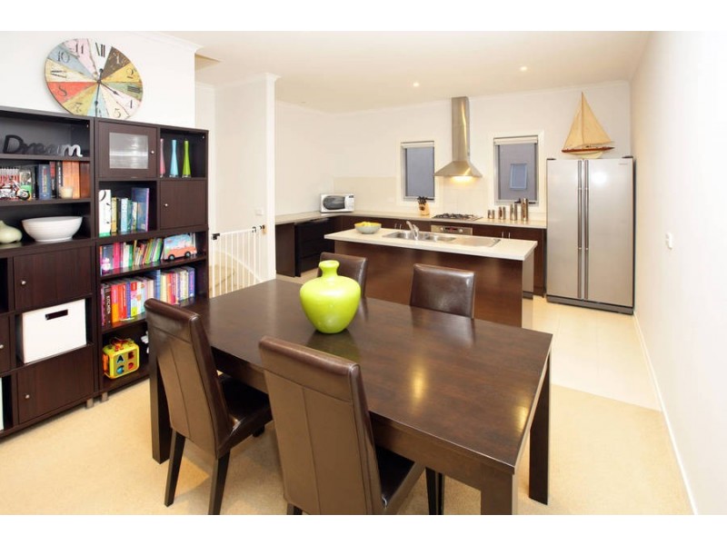 4/4 Hopetoun Green, Caroline Springs VIC 3023