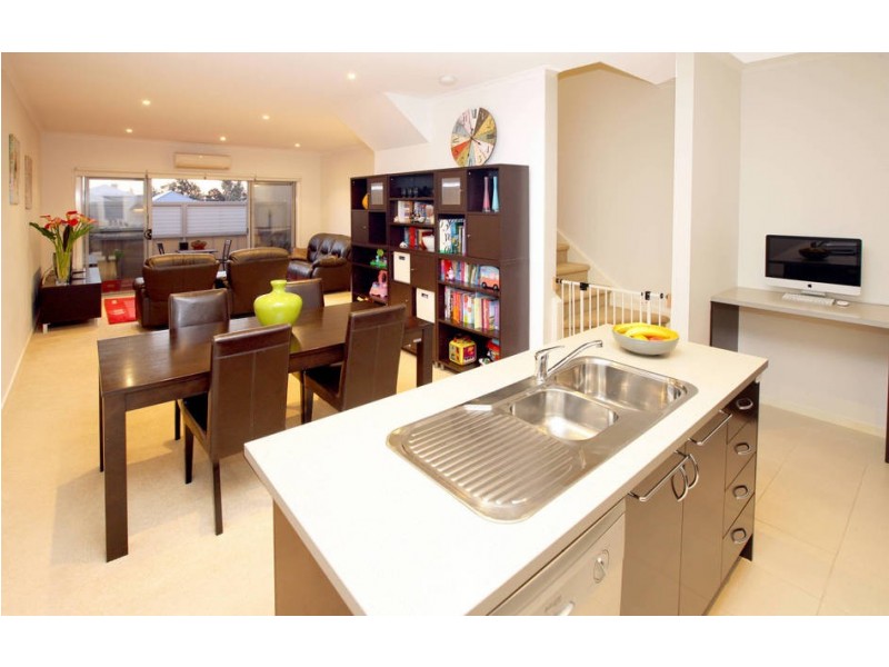 4/4 Hopetoun Green, Caroline Springs VIC 3023