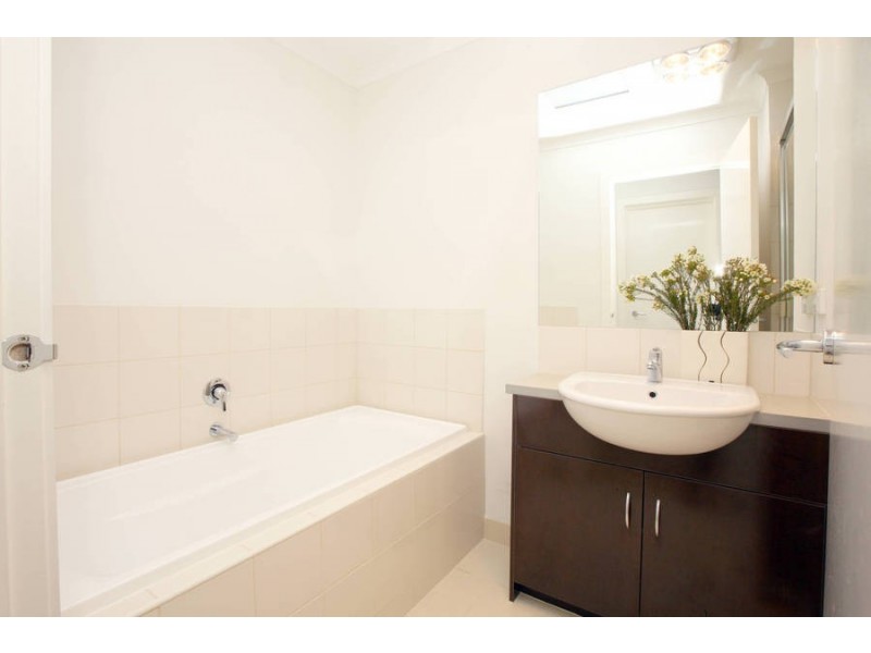 4/4 Hopetoun Green, Caroline Springs VIC 3023