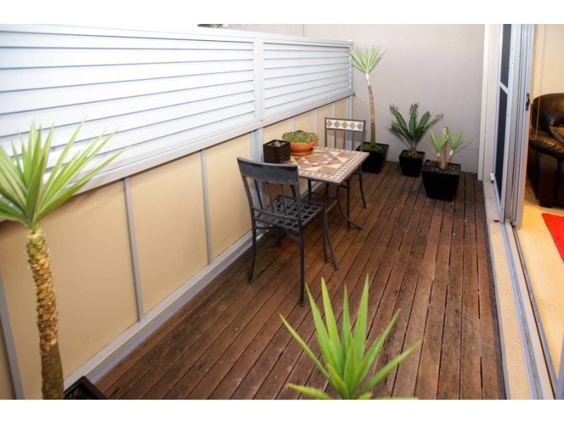 4/4 Hopetoun Green, Caroline Springs VIC 3023