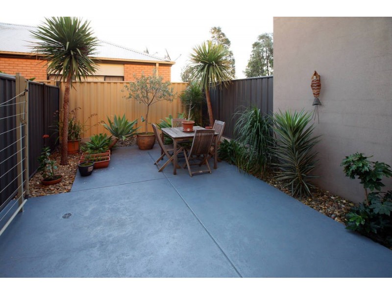 4/4 Hopetoun Green, Caroline Springs VIC 3023