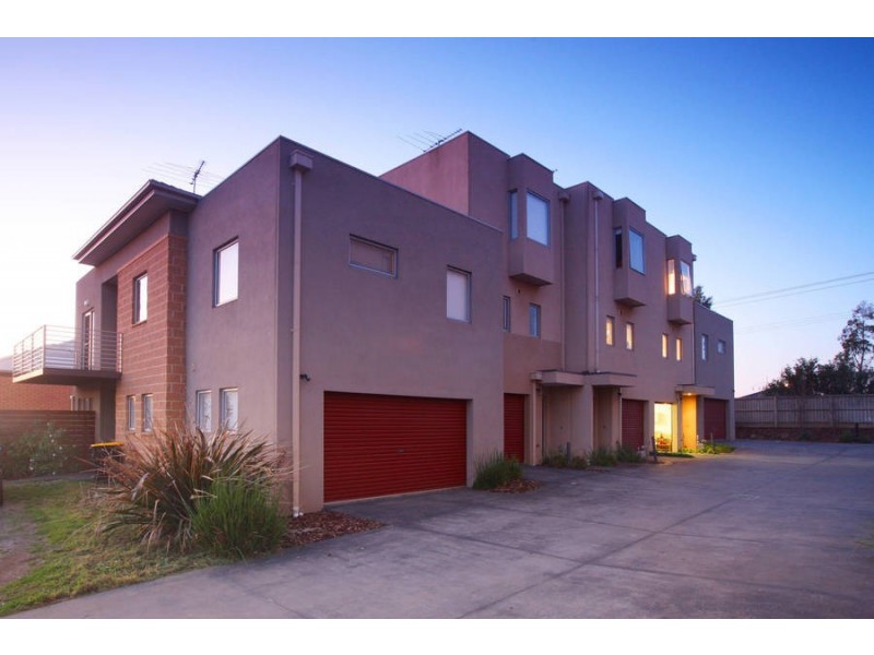 4/4 Hopetoun Green, Caroline Springs VIC 3023