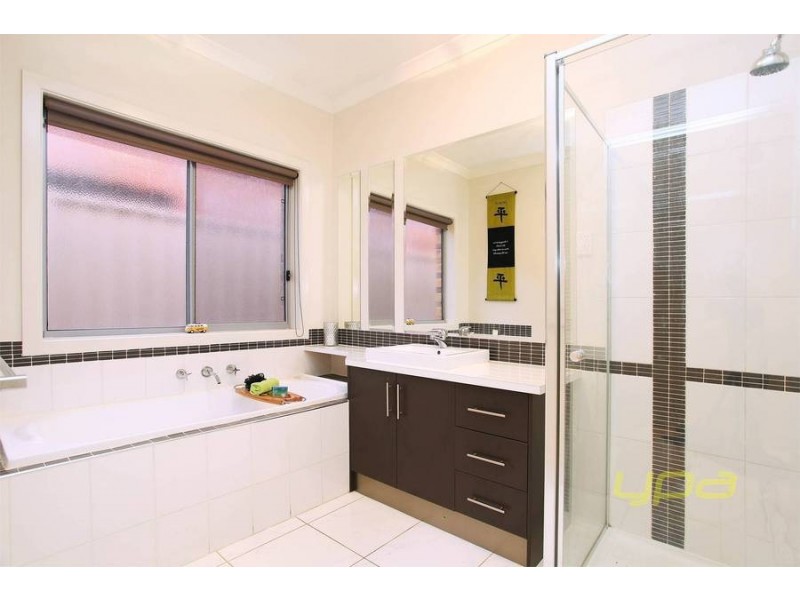 14 Barrington Circuit, Caroline Springs VIC 3023