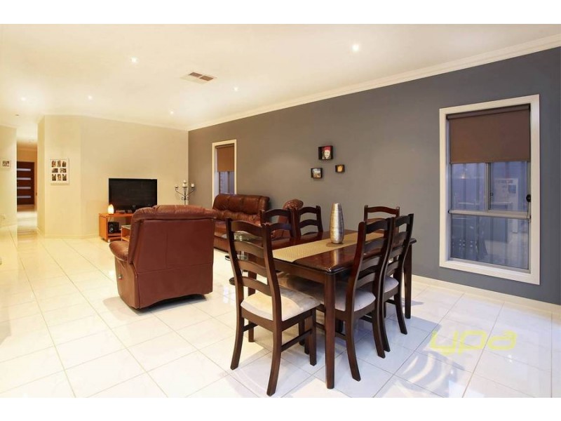 14 Barrington Circuit, Caroline Springs VIC 3023