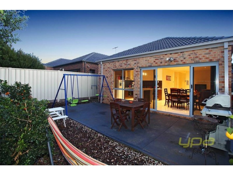 14 Barrington Circuit, Caroline Springs VIC 3023