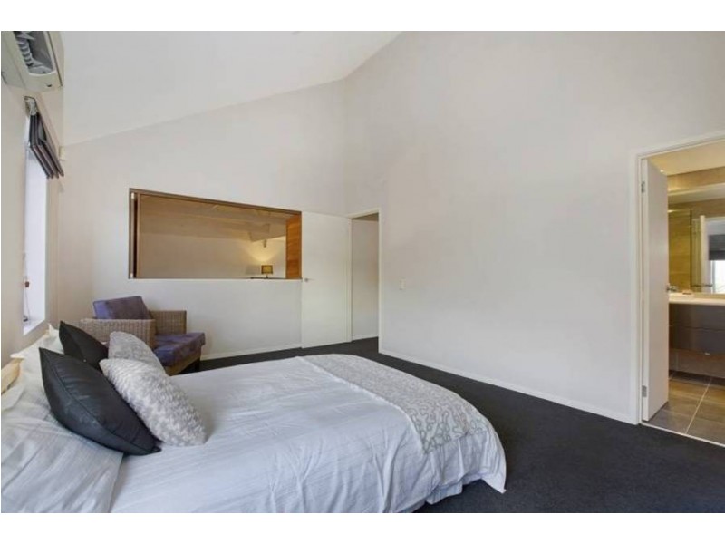 8 Beacon Lane, Caroline Springs VIC 3023