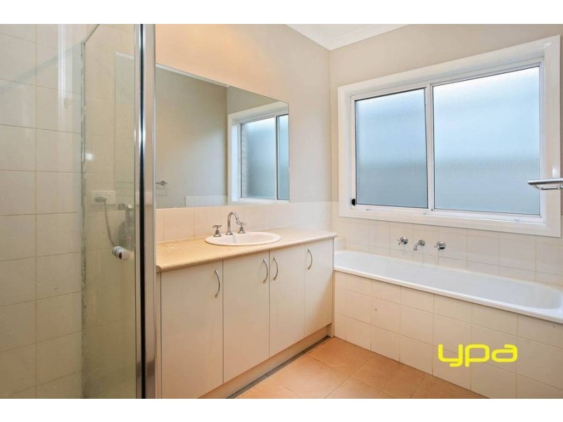 3 Hawksbury Green, Caroline Springs VIC 3023