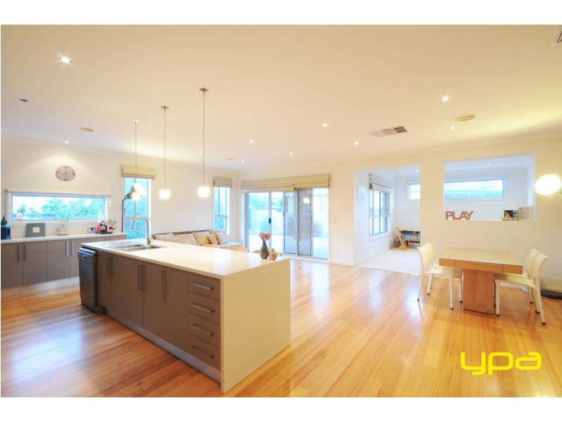 2 Weigall Close, Caroline Springs VIC 3023