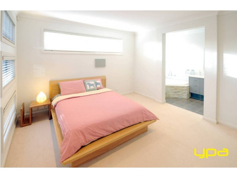 2 Weigall Close, Caroline Springs VIC 3023