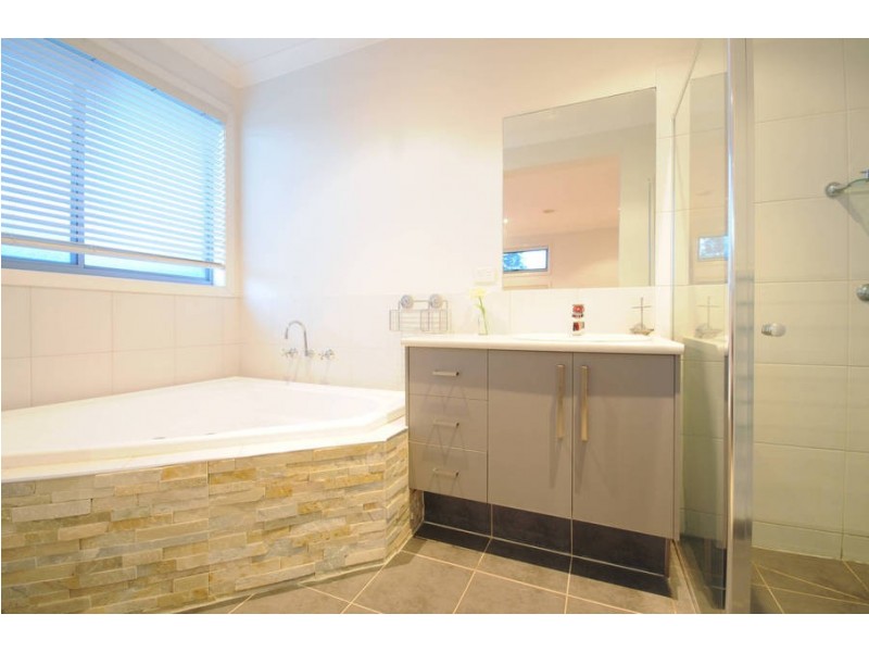 2 Weigall Close, Caroline Springs VIC 3023