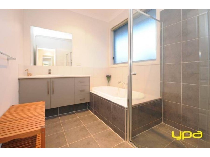 2 Weigall Close, Caroline Springs VIC 3023