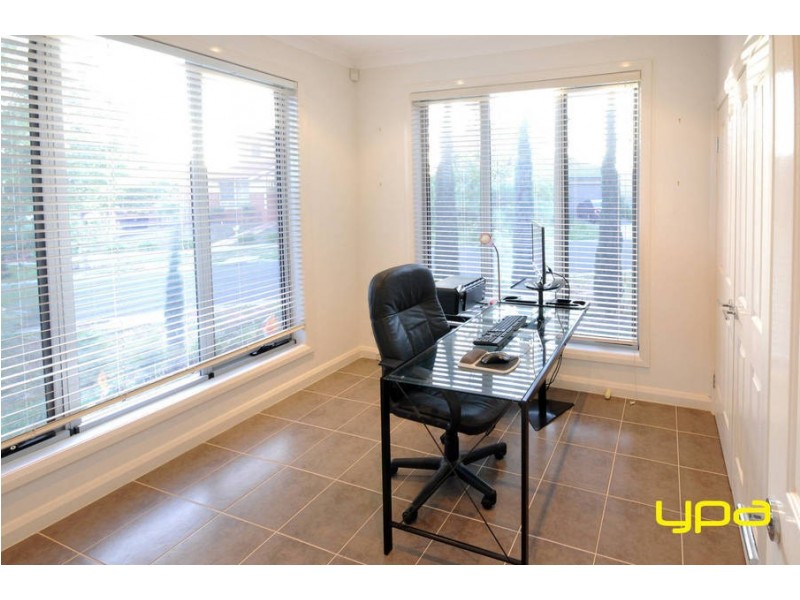 2 Weigall Close, Caroline Springs VIC 3023