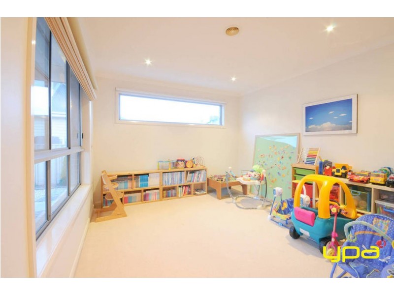 2 Weigall Close, Caroline Springs VIC 3023