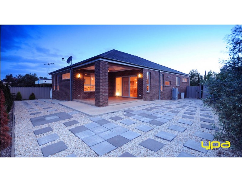 2 Weigall Close, Caroline Springs VIC 3023