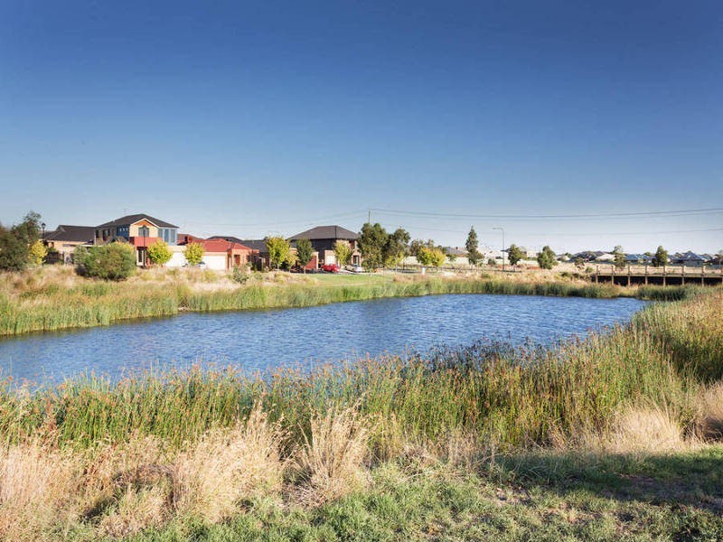 2 Weigall Close, Caroline Springs VIC 3023