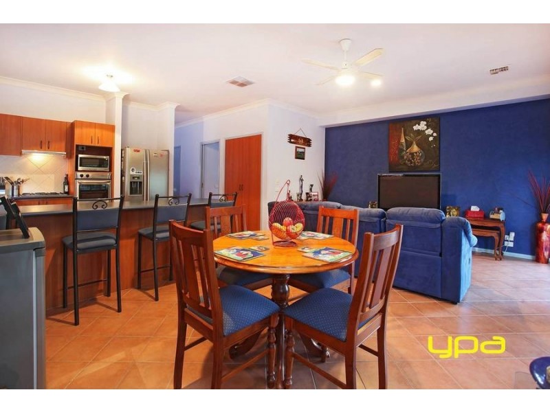 5 Hammersley Place, Caroline Springs VIC 3023