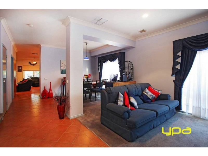 5 Hammersley Place, Caroline Springs VIC 3023