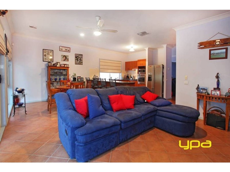 5 Hammersley Place, Caroline Springs VIC 3023