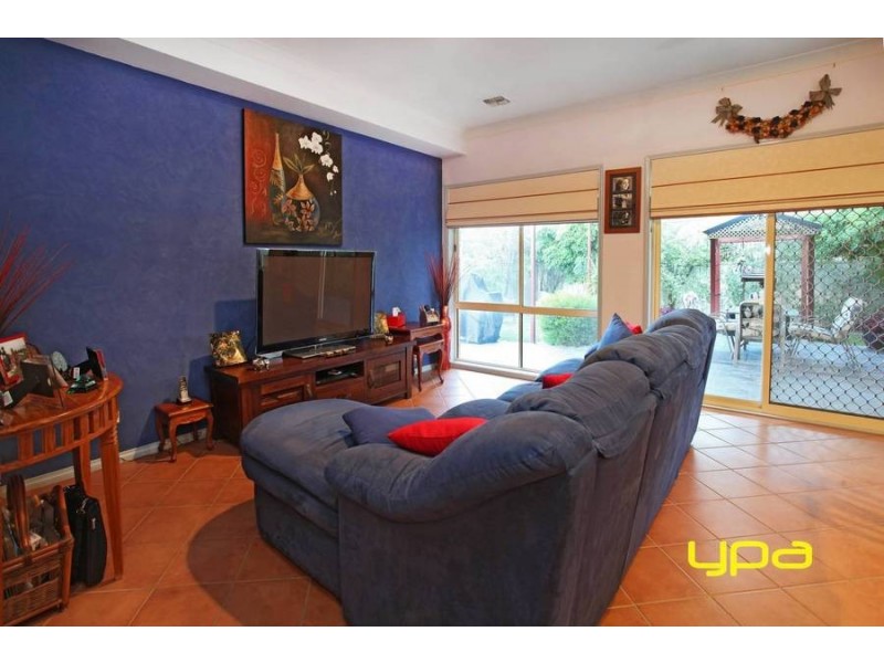 5 Hammersley Place, Caroline Springs VIC 3023