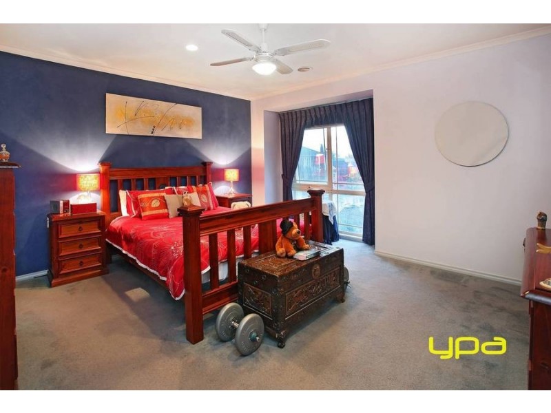 5 Hammersley Place, Caroline Springs VIC 3023