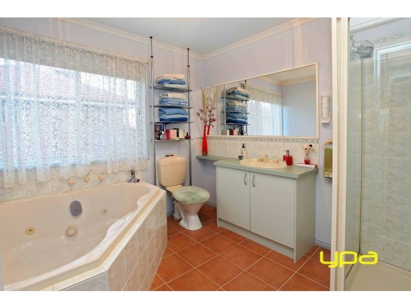 5 Hammersley Place, Caroline Springs VIC 3023