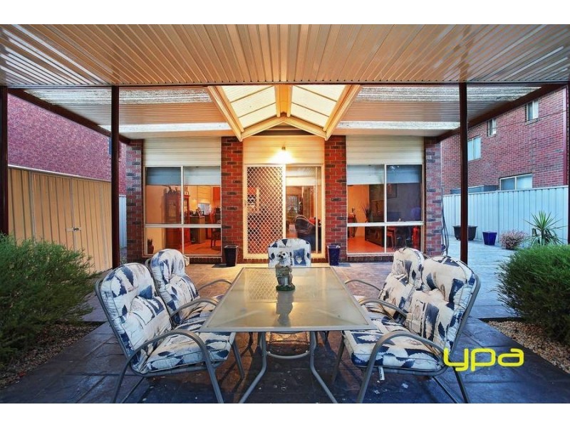 5 Hammersley Place, Caroline Springs VIC 3023