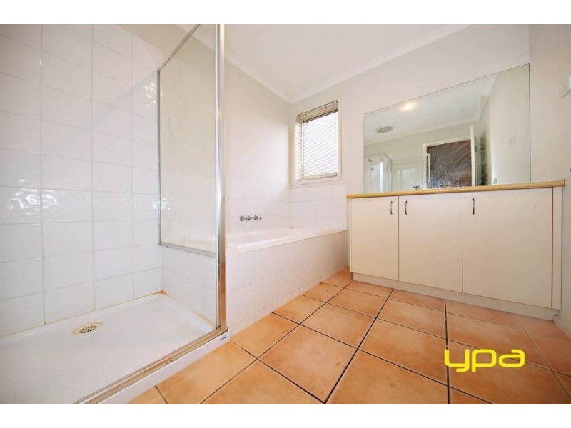 3/4 Landers Court, Caroline Springs VIC 3023