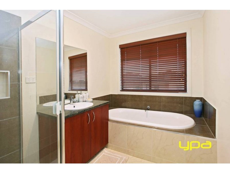 4 Briar Valley Rise, Caroline Springs VIC 3023