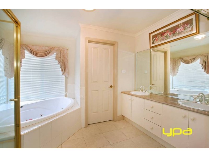 21 Broadhurst Way, Caroline Springs VIC 3023