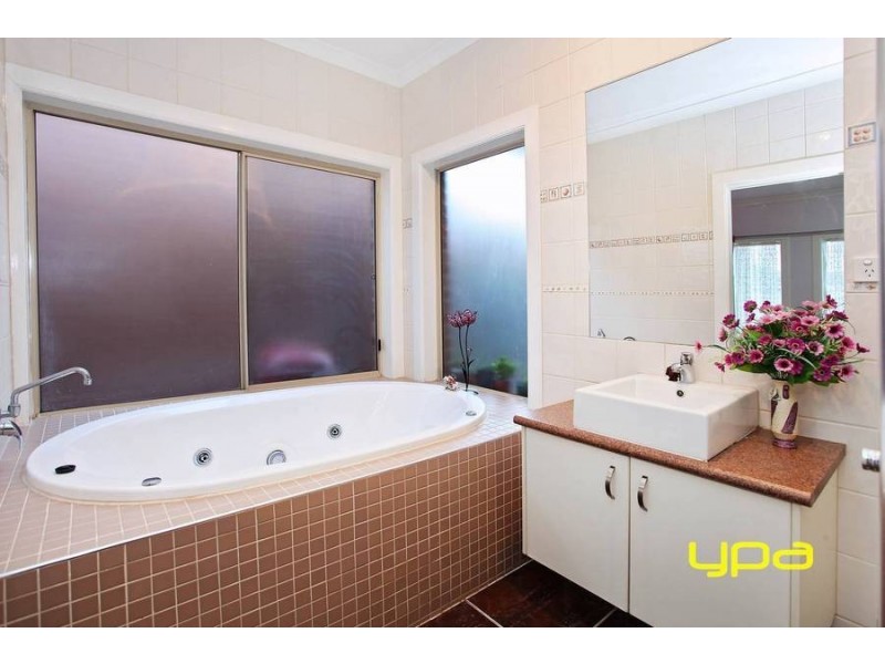 44 Kororoit Approach, Caroline Springs VIC 3023