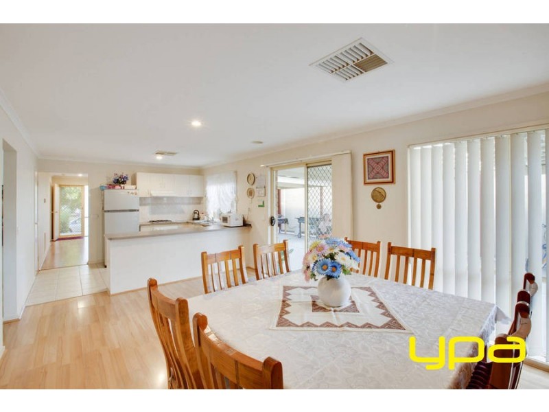 4 Earlington Blvd, Burnside VIC 3023