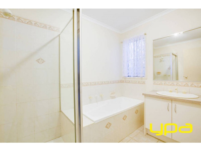 4 Earlington Blvd, Burnside VIC 3023