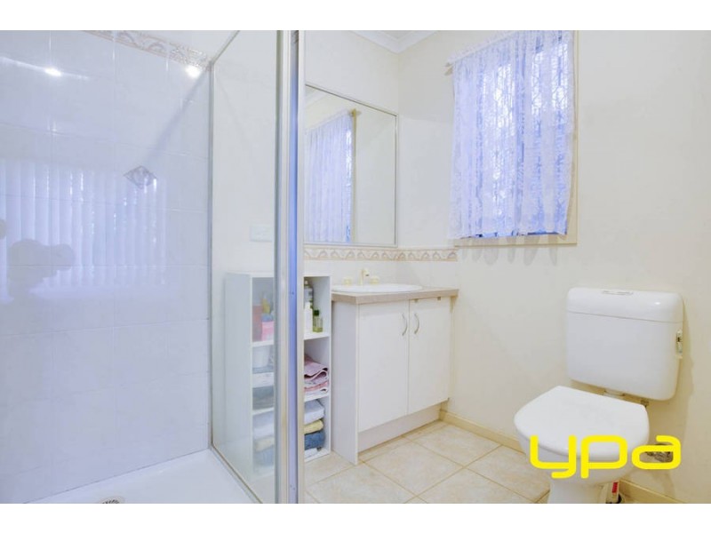 4 Earlington Blvd, Burnside VIC 3023