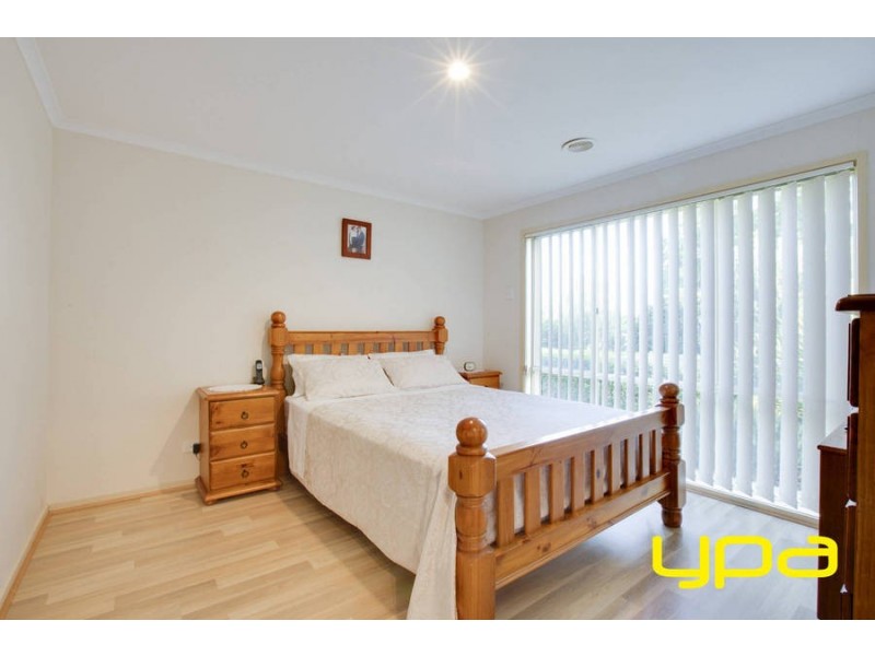 4 Earlington Blvd, Burnside VIC 3023