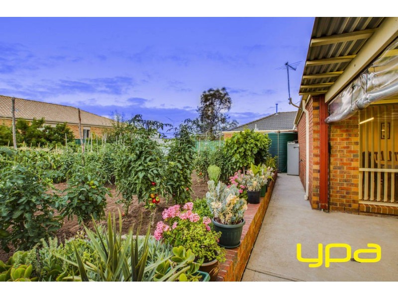 4 Earlington Blvd, Burnside VIC 3023