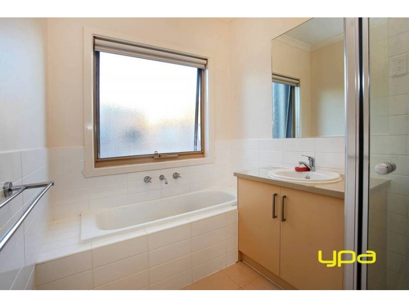 5/30 Cranwell Square, Caroline Springs VIC 3023