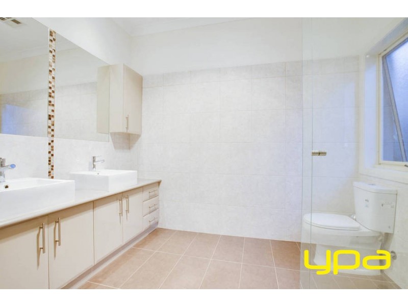 18 Woodruff Place, Caroline Springs VIC 3023