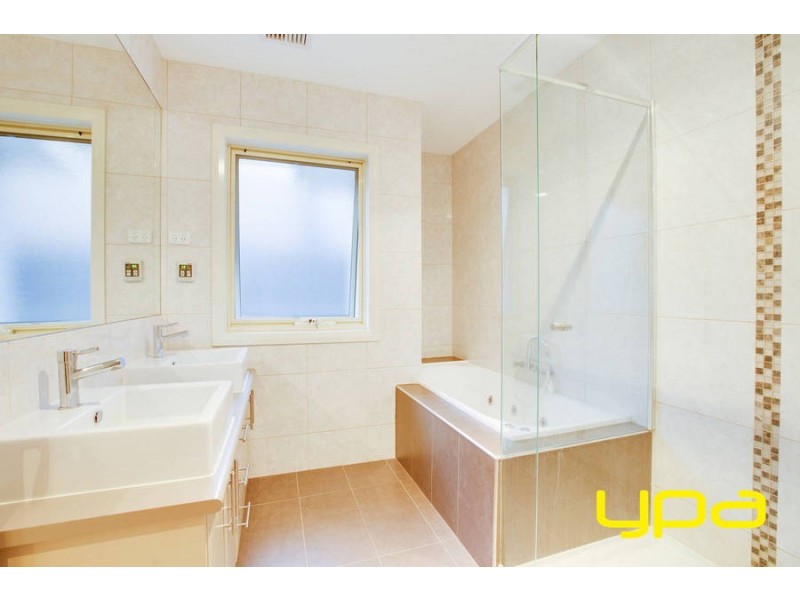 18 Woodruff Place, Caroline Springs VIC 3023