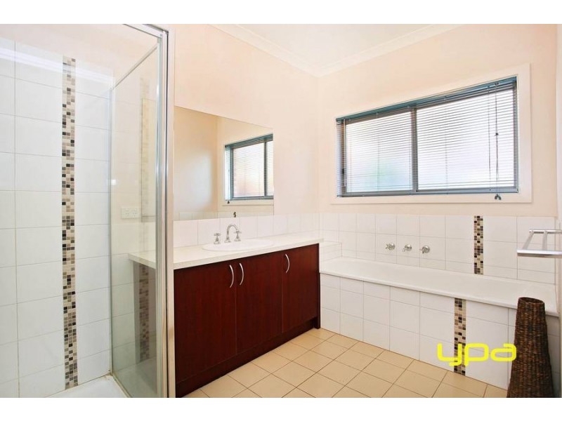 13 Calthrope Green, Caroline Springs VIC 3023