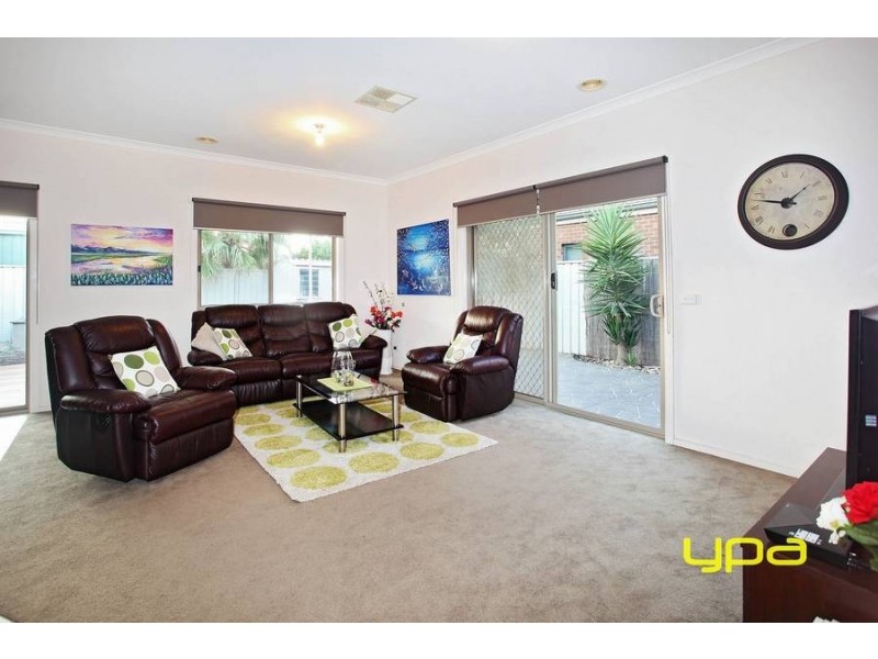 13 Calthrope Green, Caroline Springs VIC 3023