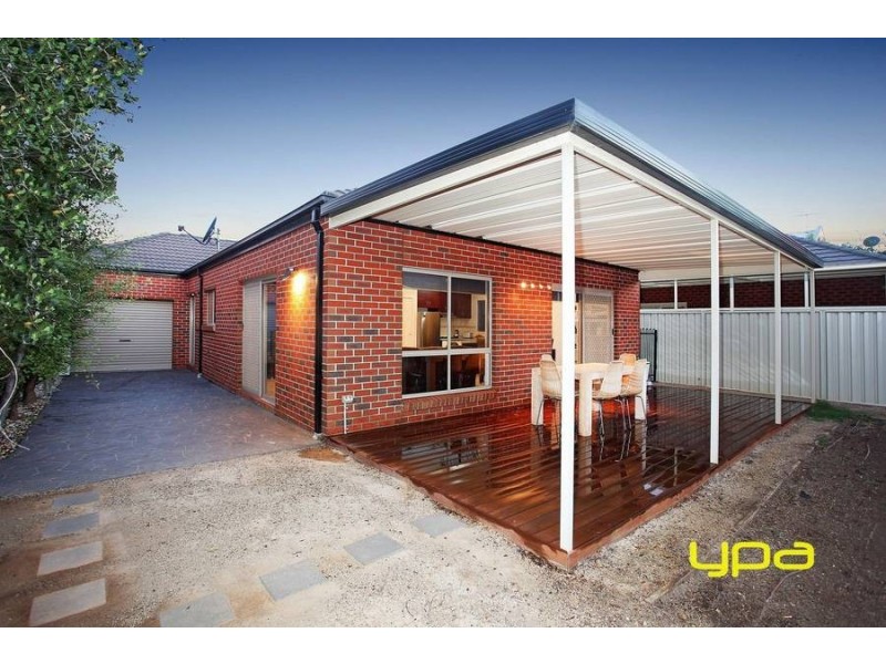 13 Calthrope Green, Caroline Springs VIC 3023