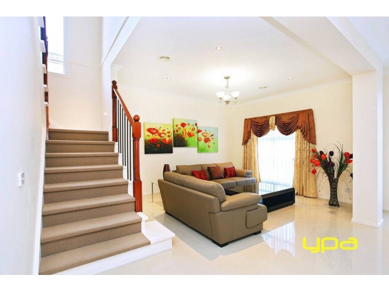 2 Ridgegreen View, Caroline Springs VIC 3023