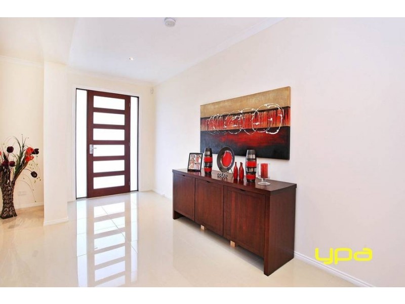 2 Ridgegreen View, Caroline Springs VIC 3023