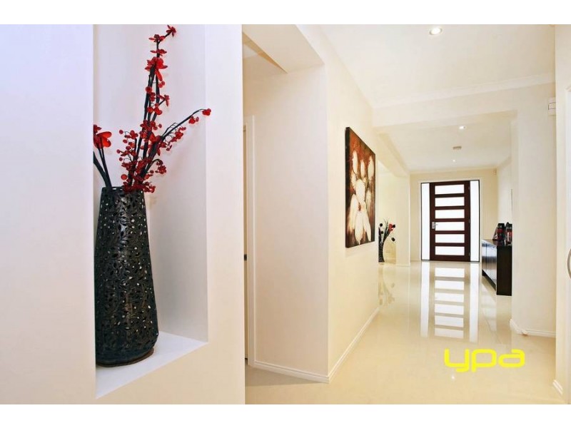 2 Ridgegreen View, Caroline Springs VIC 3023