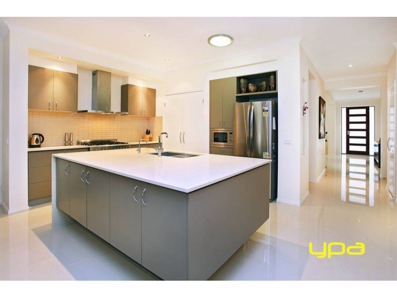 2 Ridgegreen View, Caroline Springs VIC 3023