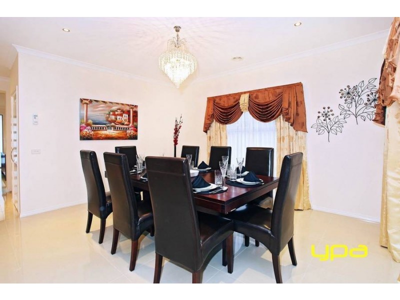 2 Ridgegreen View, Caroline Springs VIC 3023